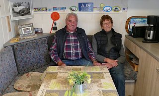 Im fahrenden Zuhause: Bruno und Margret Wietler können es sich in ihrem großen Wohnmobil so richtig gemütlich machen. - Thorsten Mailänder