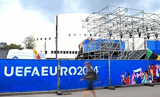 Monteure arbeiten am Aufbau der Fan-Zone in Düsseldorf. - Federico Gambarini/dpa