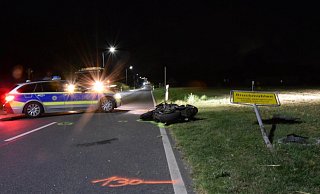 Das Unfallfahrzeug musste nachdem Sturz abtransportiert werden. - Polizei Herford