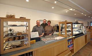 Stefan Schöller und sein Team freuen sich, ihre Kundinnen und Kunden nach rund einem Dreivierteljahr wieder in den eigentlichen Verkaufs- und Caféräumen bedienen zu können. - Ilka Gülker