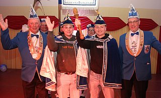 Premiere bei der Prinzenproklamation in Scharmede: Präsident Raimund Schlüter (l.) und der Vorsitzende Markus Baurichter (r.) präsentieren mit Phil, dem Redseligen (Clenaghan), und Felix, dem Glücklichen (Dedores), erstmals ein männliches Prinzenpaar. - Johannes Büttner