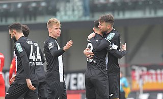 Die Verler trafen schon in der 3. Minute in Person von Barne Pernot (Mitte) zur frühen Führung. - Jens Dünhölter