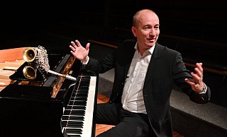 Chris Hopkins bringt ein junges Quartett mit ins Spiegelzelt - Hyou Vielz