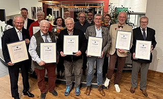15 Ratsmitglieder und der Bürgermeister wurden verabschiedet (hinten, v.l.): Stephan Böker, Uwe Maßenberg, Adelheid von Hirschheydt, Jörg Dierkes, Michael Gauding, Lukas Schaperdot, Petra Tewes, sowie (vorne, v.l.) Bürgermeister Hubertus Grimm, Karl-August Schübeler, Gisbert Bläsing, Jörg Welling, Roger van Heynsbergen und Reinhard Grünzel. Es fehlen: Ute Matzke-Disse, Thomas Sibbe und Andreas Wenzel. - Nicole Fischer