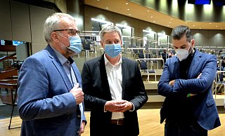 Völlig bedient: Henning Schulz mit den CDU-Parteikollegen Heiner Kollmeyer (l.) und Ischo Can (r.). „Vielleicht öffnet sich ein anderes Tor“, sagte der abgewählte Bürgermeister. - Andreas Frücht