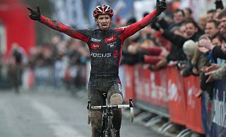 Der Augenblick des Triumphes: Der Herforder Malte Urban überquert im Jahre 2008 als Deutscher Meister im Rad-Cross beim Heimspiel auf dem Langenberg emotional angefasst die Ziellinie. - Roth