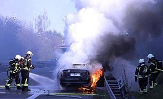 Der Wagen auf der A33 geriet in Brand, die drei Insassen konnten das Fahrzeug unverletzt verlassen. - Patrick Menzel