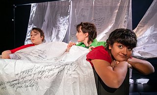 Die Figur der Anne Frank wird von zwei Schauspielerinnen und einem Schauspieler verkörpert. Sowohl das Bühnenbild als auch die Kostüme wurden bewusst modern gehalten. - Tobias Kreft
