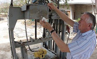 Dieter Lusga bei einem Besuch in Condega im Jahr 2011. Das Foto zeigt, wie er die Steinmaschine repariert. - Jörg Stuke
