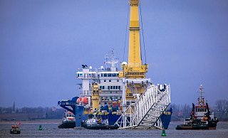 Das russische Rohr-Verlegeschiff «Akademik Tscherski» im Wismarer Seehafen. In der Bundesregierung sorgt der weitgehende Sanktionsverzicht der USA erst einmal für Aufatmen. - Foto: Jens BŸüttner/dpa-Zentralbild/dpa