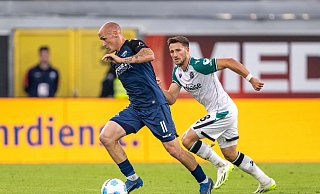 Sven Michel (l) und der SC Paderborn bleiben ungeschlagen. - David Inderlied/dpa