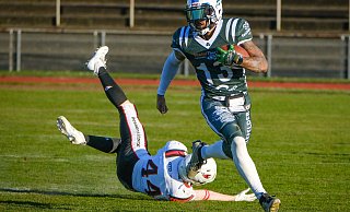 Malik Brown, der neue Quarterback der Bielefeld Bulldogs (13), hat nicht nur einen guten Arm, er kann auch mit dem Ball laufen. - Andreas Zobe