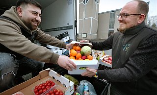 Mahsum Kara (l.) und William Welk aus Bielefeld verkaufen jede Wochen an der Brunder-Konrad-Kirche in Gütersloh gerettete Lebensmittel. - Andreas Frücht