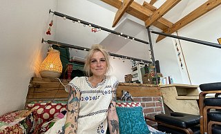 Christine "Tini" Wehmeyer gibt von montags bis donnerstags Yogakurse. Ihr ist eine wohnliche Atmosphäre in ihrem Studio besonders wichtig. - Lena Vanessa Niewald