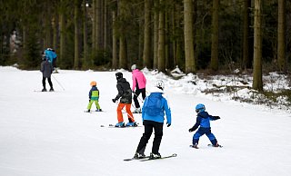In Winterberg sind aktuell noch 12 Lifte offen für die Wintersportler.  - picture alliance/dpa