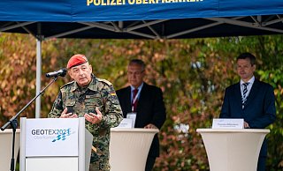 Generalmajor Carsten Breuer (l) ist für die Leitung des geplanten Corona-Krisenstabs im Gespräch. - Foto: Nicolas Armer/dpa/Archiv
