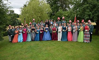 Das amtierende Königspaar Josef und Barbara Rochell mit seinem Hofstaat und den Vorstandsmitgliedern der Schützenbruderschaft. - Schützenbruderschaft