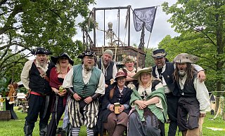 Als Piraten machen (v. l.) Dennis Esser, Mareike Hermann, Lars Schütze, Wolfgang Schwarzschultz, Miriam Mandel, Johanna Köster, Stefanie Neumann, Sasha Neumann und Sven Koberstein das Parkfestival unsicher. - Julia Spiekerkötter