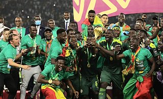 Senegals Spieler feiern mit dem Afrika Cup nach dem Sieg. - Foto: Ayman Aref/dpa