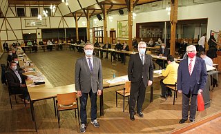 Willebadessens neuer Bürgermeister Norbert Hofnagel (Mitte) gratuliert Hubert Gockeln (l.) und Paul Arens (r.) zur Wahl als Stellvertretende Bürgermeister. - Dieter Scholz