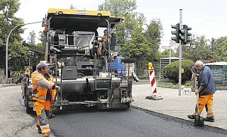 Ein Asphaltfertiger des Herstellers Vögele - hier ein ähnliches Modell im Einsatz am Bad Oeynhausener Bahnhof - wurde zum Ziel von Langfingern. - Nicole Sielermann