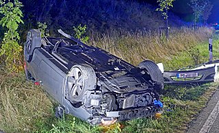 Ein mit drei Personern besetzter Opel Astra geriet auf dem George-Marshall-Ring ins Schleudern, prallte gegen einen massiven Vorwegweiser, überschlug sich und blieb zertrümmert im Graben liegen. - Ralph Meyer