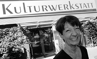 Künstlerin und Politikerin: Sabine Martiny im Bundestagswahlkampf 2013 vor der Paderborner Kulturwerkstatt. - Marc Köppelmann