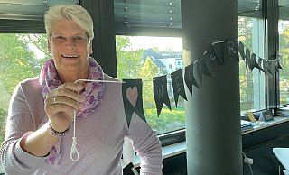 „Weiter so“ steht auf einer Girlande, die Susanne Rutenkröger nach der gewonnenen Stichwahl in ihrem Büro empfangen hat. Ein Pfeil weist am Ende auf das Jahr 2030, den Termin der nächsten Kommunalwahl. - Natalie Gottwald