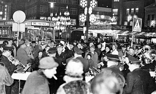 Ganz schön eng wurde es auf dem Platz, wenn eine Kapelle spielte und der Bus kam. Die Weihnachtsbeleuchtung ist bemerkenswert. - Georg Heese (Kommunalarchiv)