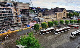 Im Bereich der hinteren beiden Busse soll der Erweiterungsbau der unterirdischen Fahrradgarage entstehen, mit oberirdischem Gebäudeteil. Dahinter liegt unter dem Bahnhofsvorplatz der alte Bunker. - Kurt Ehmke Im Bereich der hinteren beiden Busse soll der Erweiterungsbau der unterirdischen Fahrradgarage entstehen, mit oberirdischem Gebäudeteil. Dahinter liegt unter dem Bahnhofsvorplatz der alte Bunker. - Kurt Ehmke