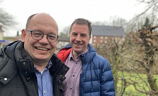 Stefan Stachowiak (l.) kennt die Kommunalpolitik in Bad Wünnenberg seit mehr als 20 Jahren aus erster Hand. Jetzt tritt der SPD-Mann als Bürgermeisterkandidat an. Ortsvereinschef Christian Beyerstedt organisiert den Wahlkampf. - Jens Reddeker