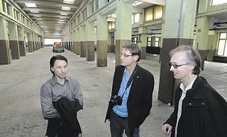 In historischen Mauern: Während ihres Rundgangs im April 2014 schauten sich André Stargardt (v. l.), Torsten Siemon und der Waldkraiburger Stactarchivar Konrad Kern auch die so genannten Krause-Hallen an. Der Bau, einst Teil der Füllanlage der Muna und damit Teil der Keimzelle Espelkamps, ist längst abgerissen. - Joern Spreen-Ledebur