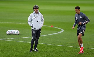 Womöglich würde Jamal Musiala (rechts) ohne Joachim Löw nicht in der Nationalmannschaft spielen. - Stefan Constantin/dpa