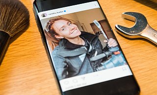 Werkzeug und Schminke: Im Leben von Handwerkerin und Model Sandra Hunke, die auch als Influencerin auf Instagram aktiv ist, ist das kein Widerspruch. - Lena Henning