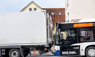 Der Busfahrer konnte nicht mehr rechtzeitig bremsen und fuhr ins Heck des Lkw. - Barbara Franke