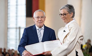 Karin Schmidt-Friderichs, Vorsteherin des Börsenvereins des Deutschen Buchhandels, übergibt Karl Schlögel den Friedenspreis des Deutschen Buchhandels. - Hannes P. Albert/dpa pool/dpa