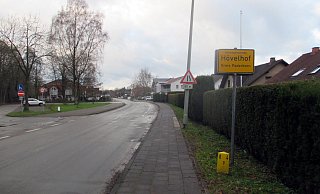 Blickrichtung Ortskern: An der Sennestraße befindet sich unter anderem das Hövelhofer Schulzentrum. - Kreis Paderborn