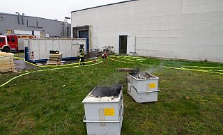 Brennende Teile des Rohrsystems mussten nach Draußen gebracht werden. - Feuerwehr Porta/Michael Horst