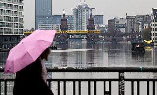 Das Wetter in Deutschland soll auch über die Feiertage regnerisch bleiben. - Jens Kalaene/dpa