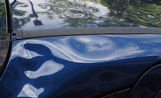 Die Tür des Autos trug - wie die Tür auf dem Symbolfoto - einige Beschädigungen davon. - Pixabay