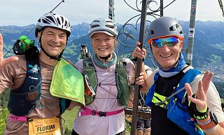 Die Bielefelder Florian Weißinger (v. l.), dessen Tochter Antoni und Tobias Schaefer auf dem Gipfel der Mondspitze in 1.967 Metern Höhe. - PlanB/Klaus Fengler/Andi Frank