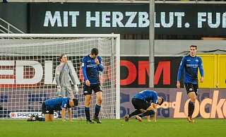 Die SCP-Akteure (v. l.) Marcel Mehlem, Torhüter Jannik Huth, Ron Schallenberg, Marco Schuster und Maximilian Thalhammer sind nach dem späten 1:2-Gegentreffer am Boden zerstört. - Besim Mazhiqi