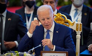 Joe Biden setzt seinen Kopfhörer ein. - Vincent Thian/AP/dpa