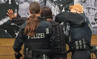 Polizisten kontrollieren einen Mann (Symbolbild). Das Institut für Menschenrechte fordert konkrete Regelungen, die vorschreiben, wann sensible Daten - etwa Hautfarbe und Sprache - erhoben, gespeichert und weiterverarbeitet werden dürfen. - Eva-Maria Krafczyk/dpa