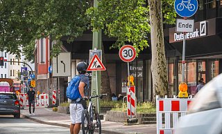 Vom Willy-Brandt-Platz aus heißt es für Radfahrer "Ende" - weiter hinten aber informiert das gelbe Schild über die weitere Route. Das ist kaum zu entdecken und eine mittlere Zumutung. - Sarah Jonek