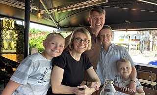 Aktuell ist in Neuseeland Sommer, die Familie am Wochenende gern unterwegs: Valentin (11), Michaela Vogt, Jörg Westphal, Vincent (13) und Levin (2) beim Besuch einer Restaurantkette mit deutschen Wurzeln am Sumner Beach. - privat