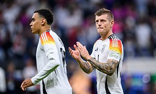Toni Kroos (r) ist froh über Spieler wie Jamal Musiala im Nationalteam. - Tom Weller/dpa