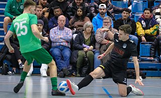 Die Landesligisten TuS Dornberg (grünes Trikot) und VfL Theesen sind als ranghöchste Teams auch heiße Titelkandidaten. - Andreas Zobe