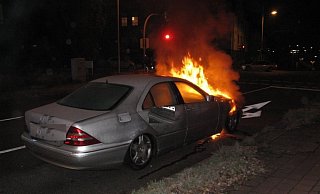 Als die Feuerwehr eintraf, schlugen die Flammen bereits aus dem Motorraum. - Feuerwehr Steinheim