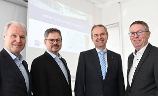 Mahnen neue Konzepte für die schrittweise Beendigung der Corona-Maßnahmen an: Thomas Niehoff (Hauptgeschäftsführer), Christoph von der Heiden (Geschäftsführer),  Wolf D. Meier-Scheuven (Präsident) und Harald Grefe (Stellvertretender Hauptgeschäftsführer) von der IHK Bielefeld. - IHK